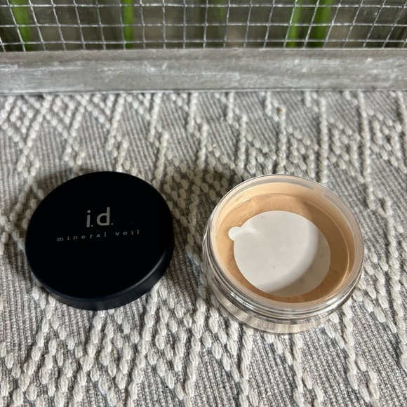 i.d. Bare Escentuals Mineral Veil Powder #26040, .47 oz (large) Factory sealed. - Picture 2 of 3